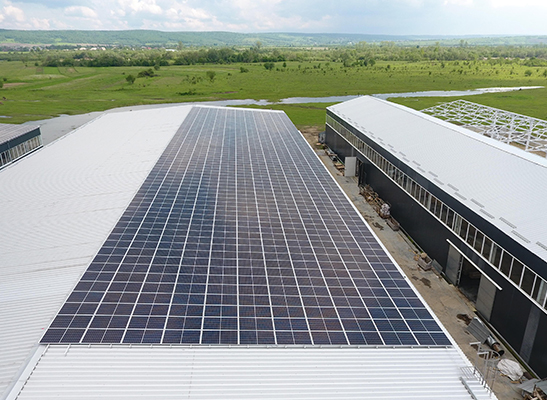 Projekt solarny na dachu o mocy 1 MW w Wielkiej Brytanii